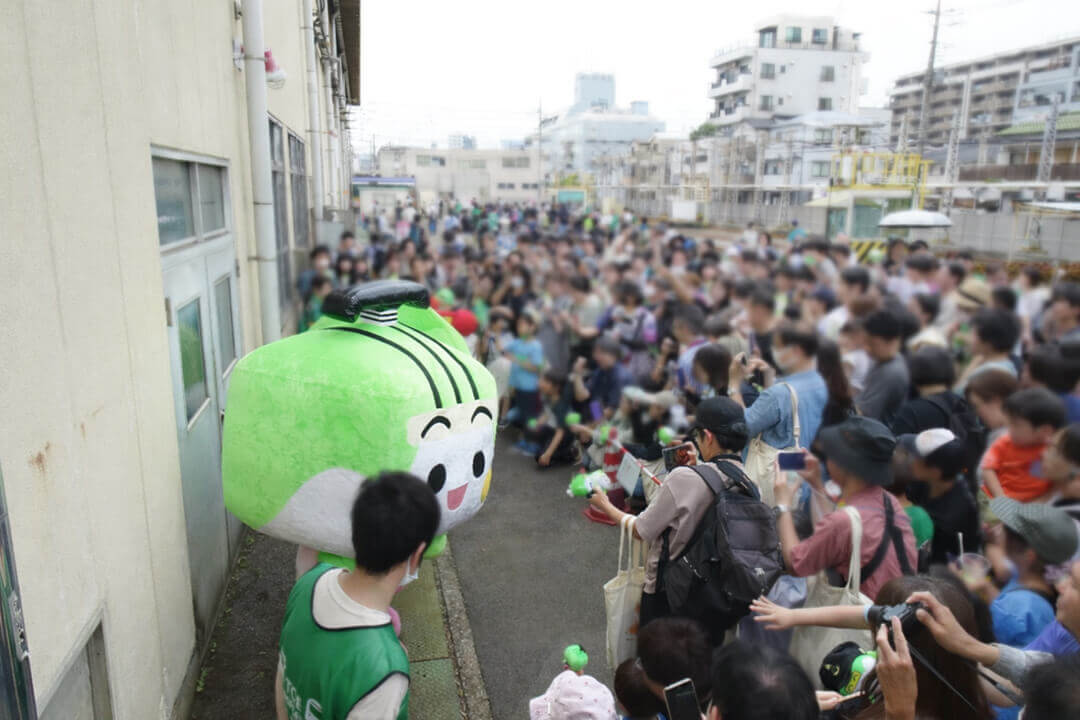 2025年「路面電車の日」のイベントでファンに囲まれるとあらん