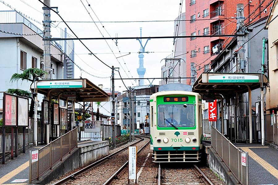 荒川区役所前停留場を発車する都電車両