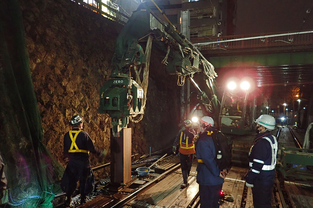 作業は基本的に終電から始発までの間に行う