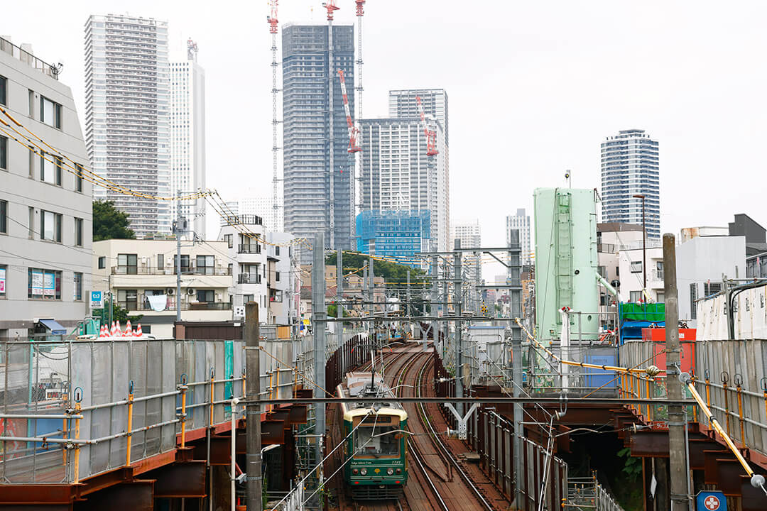 鬼子母神前停留所と学習院下停留所の間に架かる「千登世小橋」