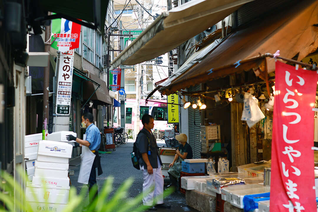 細い路地が入りくみ、昔ながらの店が軒を連ねるサンモール大塚商店街