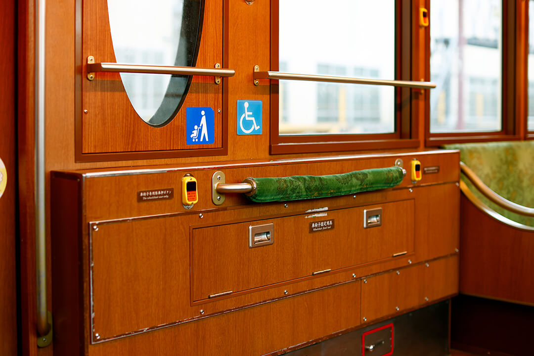 降車ボタンが低めの位置に設置されている